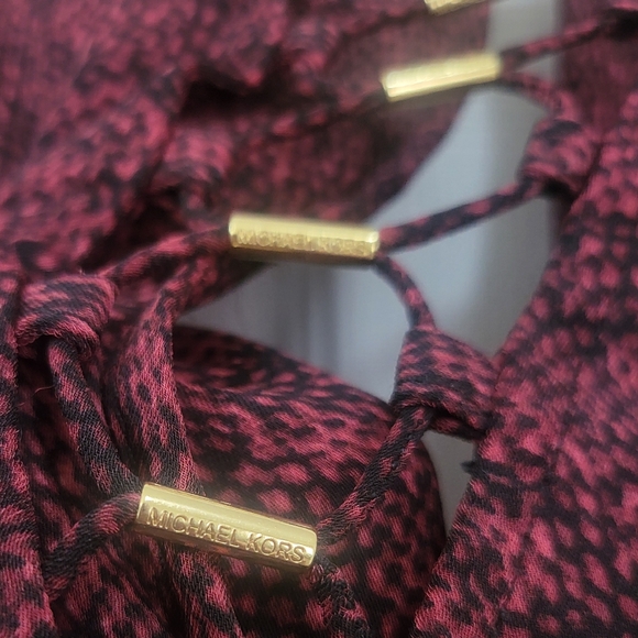 🌿-Michael Kors Small Burgundy Snakeskin Blouse Gold Hardware Keyhole Bodice - Picture 6 of 15